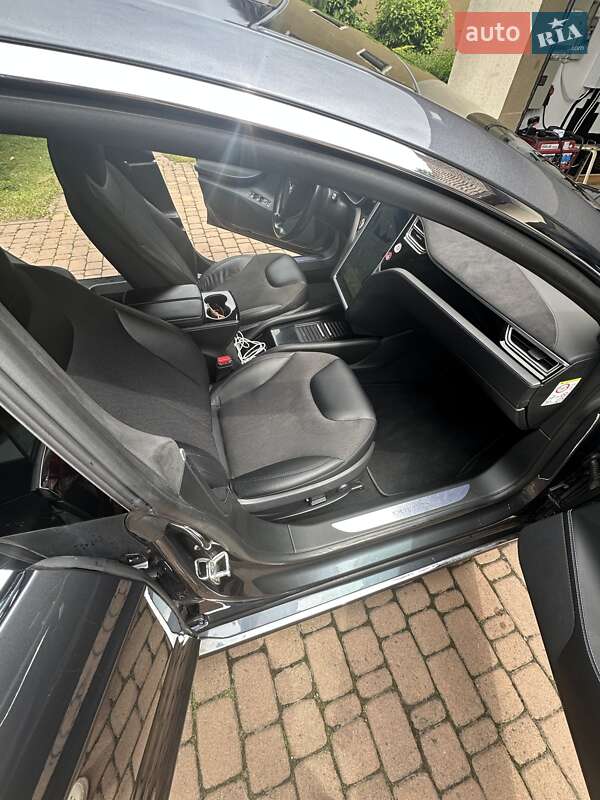Лифтбек Tesla Model S 2015 в Старых Петровцах