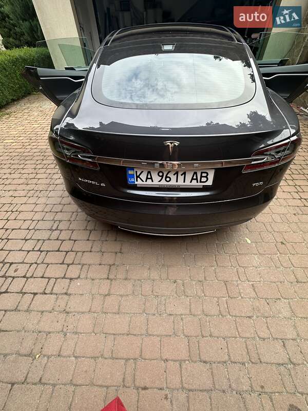 Лифтбек Tesla Model S 2015 в Старых Петровцах
