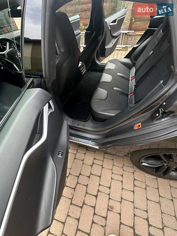 Лифтбек Tesla Model S 2015 в Старых Петровцах
