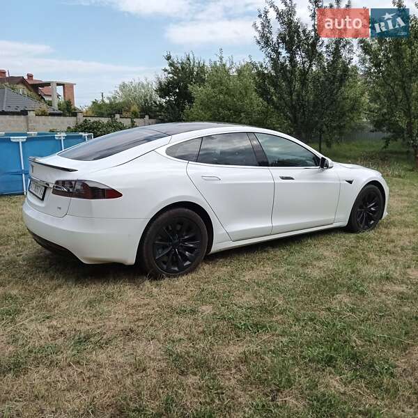 Лифтбек Tesla Model S 2017 в Ивано-Франковске