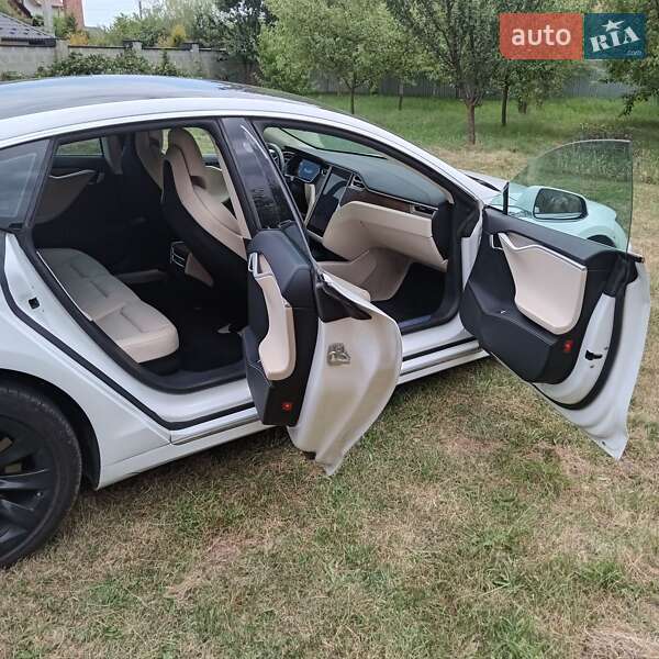 Лифтбек Tesla Model S 2017 в Ивано-Франковске