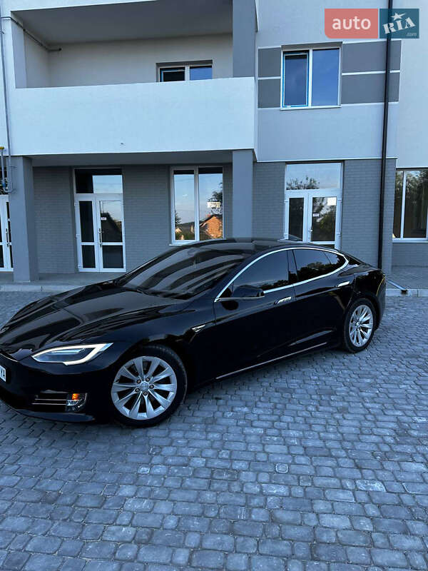 Лифтбек Tesla Model S 2016 в Львове