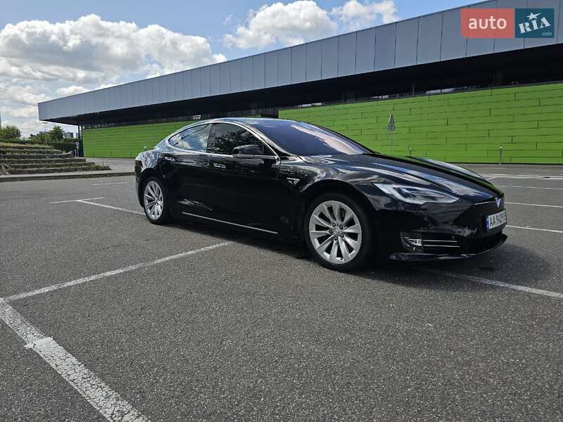 Лифтбек Tesla Model S 2018 в Киеве