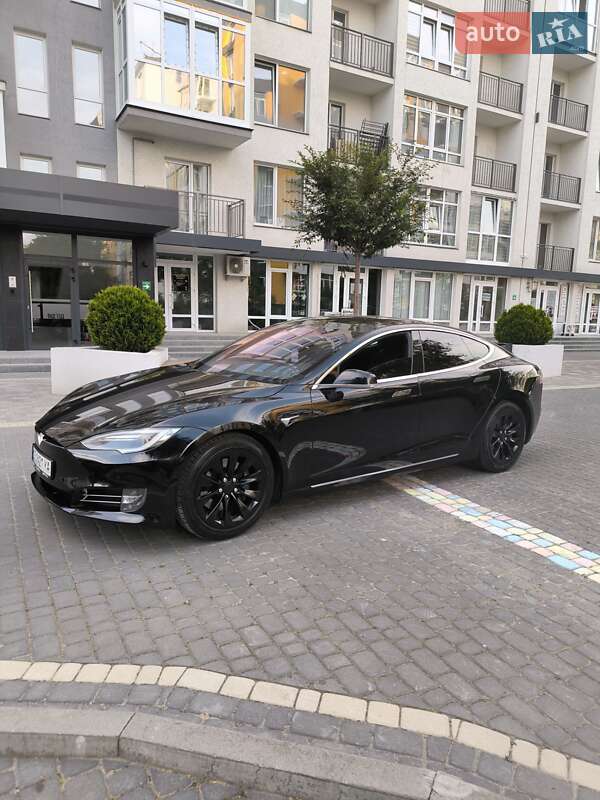 Лифтбек Tesla Model S 2017 в Черновцах