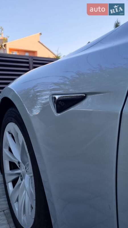 Лифтбек Tesla Model S 2016 в Луцке
