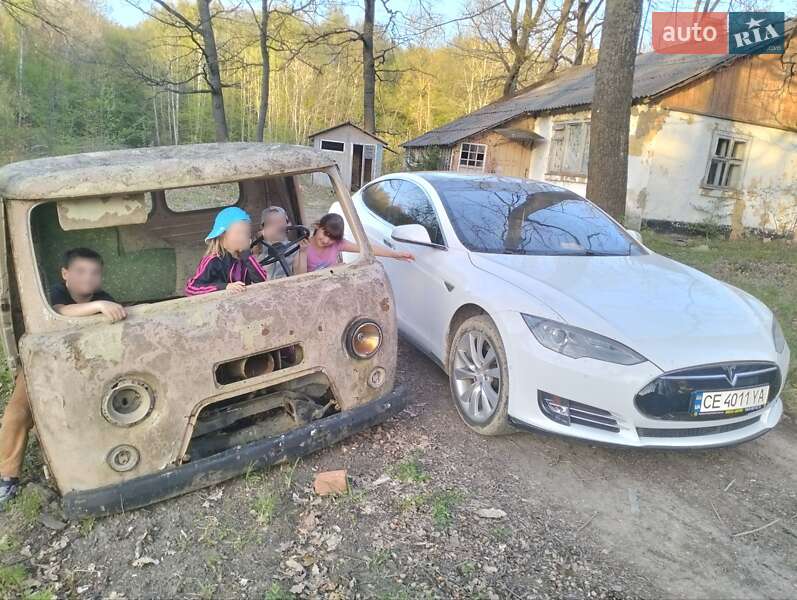 Ліфтбек Tesla Model S 2016 в Чернівцях