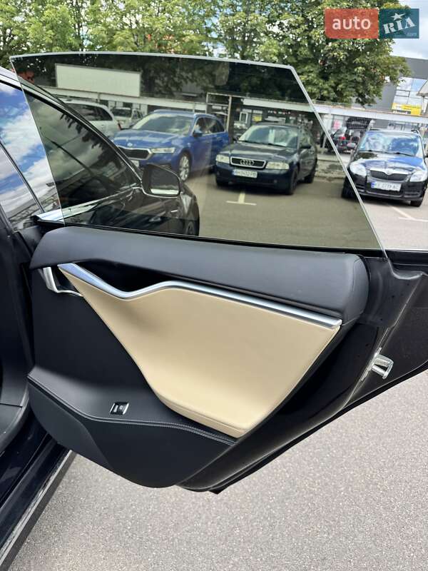 Лифтбек Tesla Model S 2017 в Кривом Роге