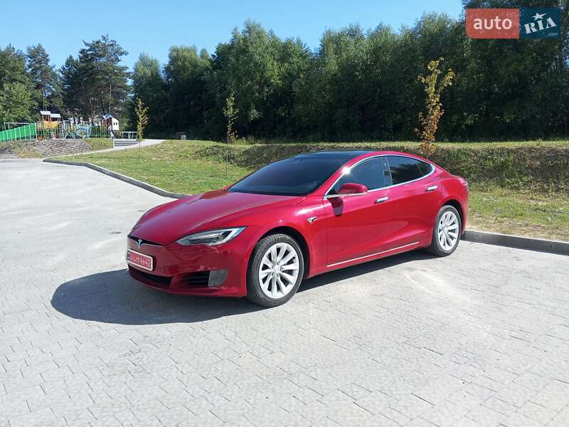 Лифтбек Tesla Model S 2016 в Новояворовске