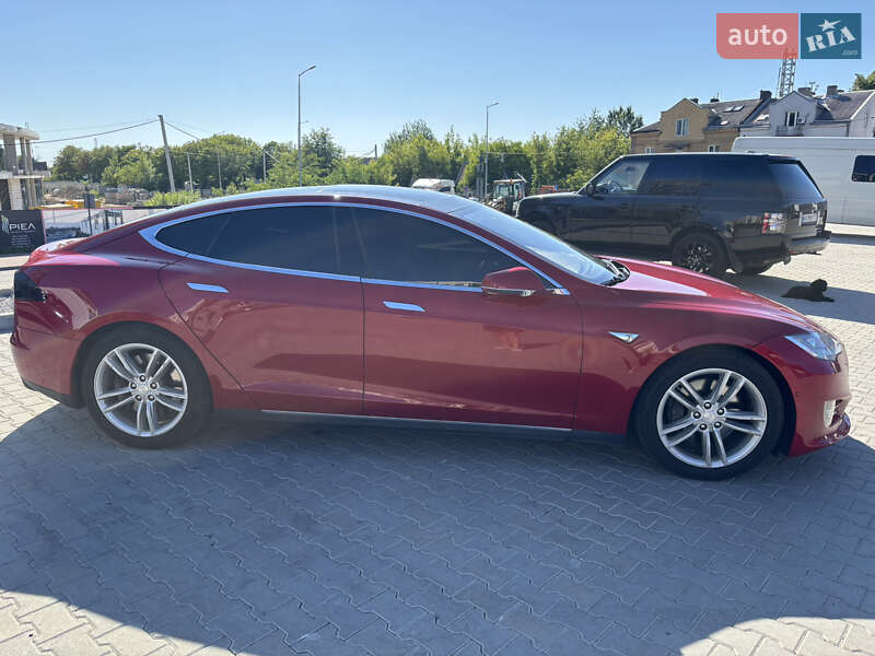 Лифтбек Tesla Model S 2016 в Львове
