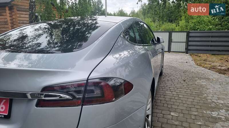 Лифтбек Tesla Model S 2016 в Луцке