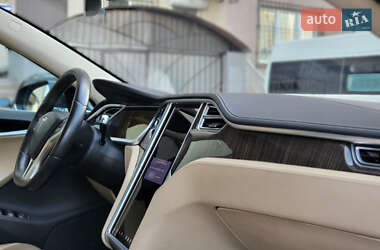 Лифтбек Tesla Model S 2014 в 