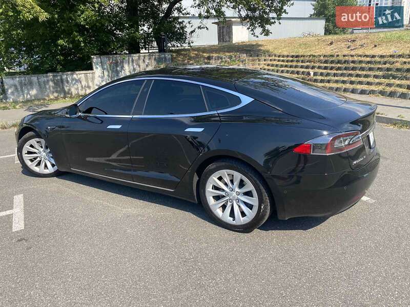 Лифтбек Tesla Model S 2016 в Киеве
