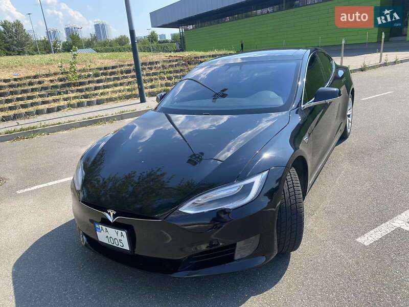 Лифтбек Tesla Model S 2016 в Киеве