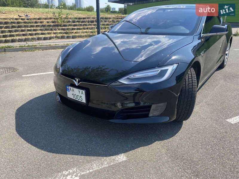 Лифтбек Tesla Model S 2016 в Киеве