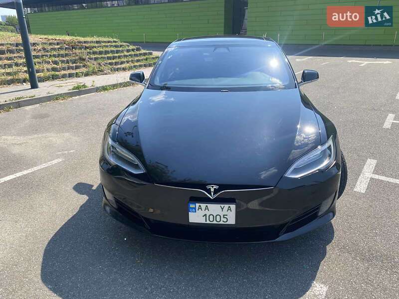Лифтбек Tesla Model S 2016 в Киеве