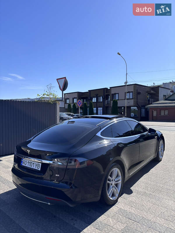 Лифтбек Tesla Model S 2014 в Ужгороде
