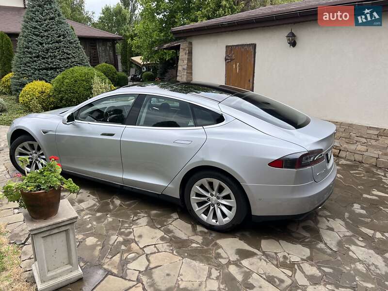 Лифтбек Tesla Model S 2015 в 