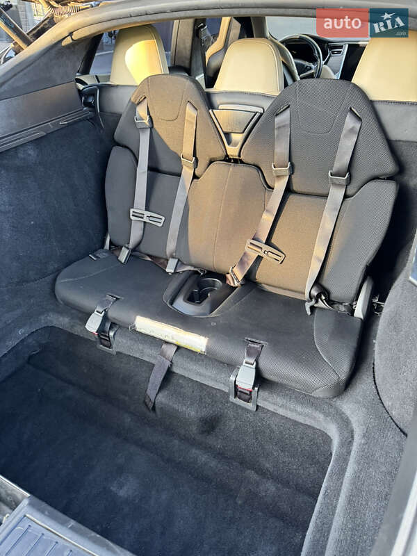 Лифтбек Tesla Model S 2015 в Луцке