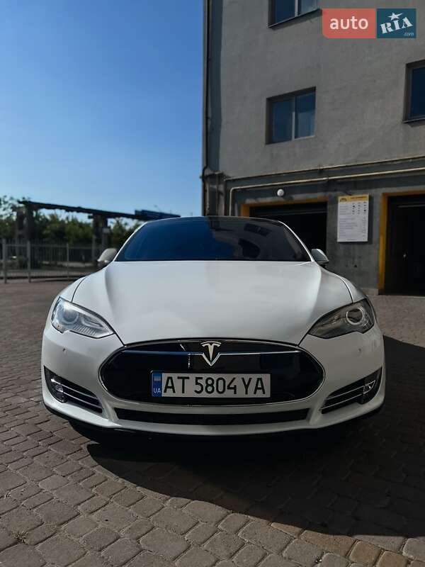 Ліфтбек Tesla Model S 2015 в Івано-Франківську