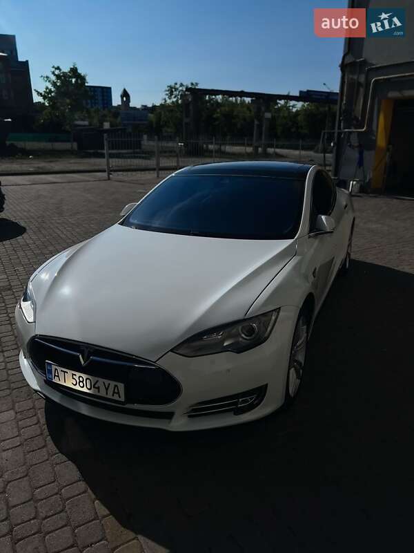 Ліфтбек Tesla Model S 2015 в Івано-Франківську