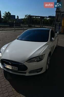 Лифтбек Tesla Model S 2015 в 