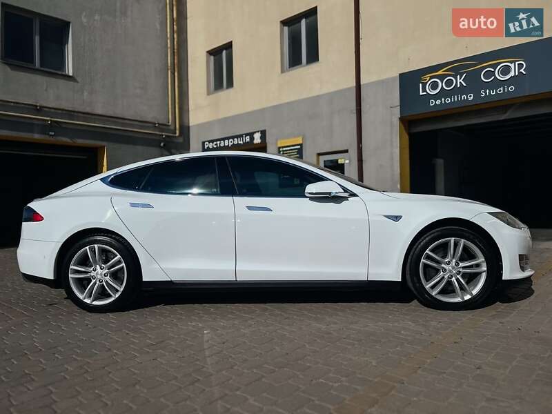Ліфтбек Tesla Model S 2015 в Івано-Франківську