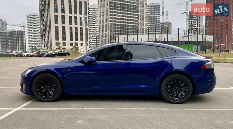 Лифтбек Tesla Model S 2017 в Львове