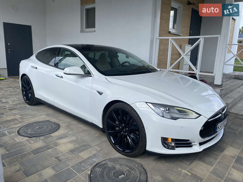 Ліфтбек Tesla Model S 2015 в Києві