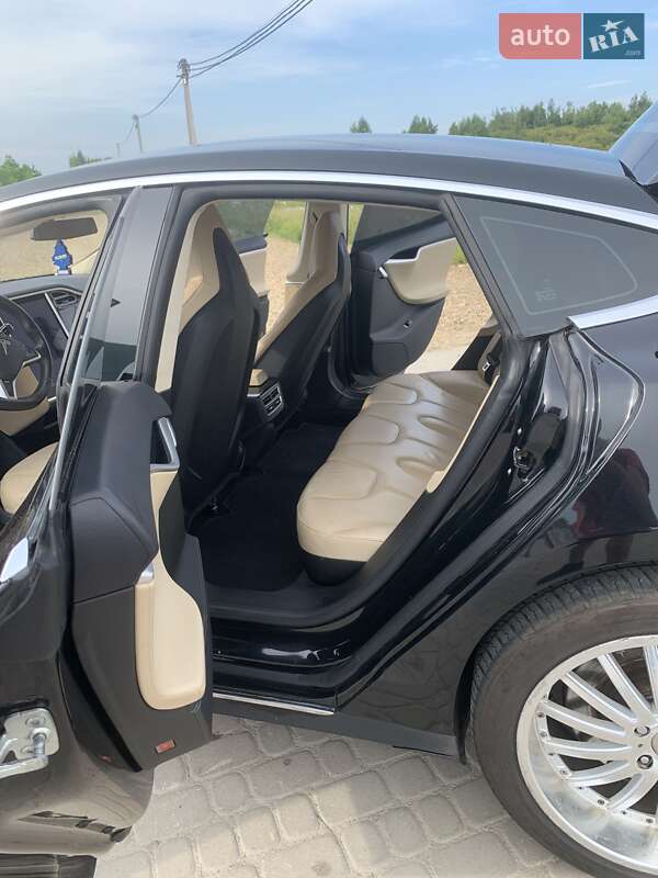 Ліфтбек Tesla Model S 2013 в Львові