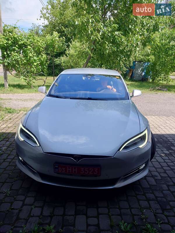 Лифтбек Tesla Model S 2016 в Луцке