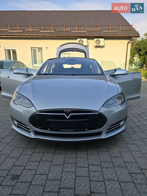 Лифтбек Tesla Model S 2013 в 