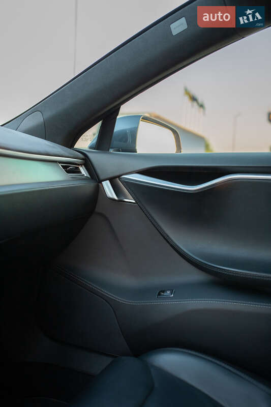 Лифтбек Tesla Model S 2017 в Днепре