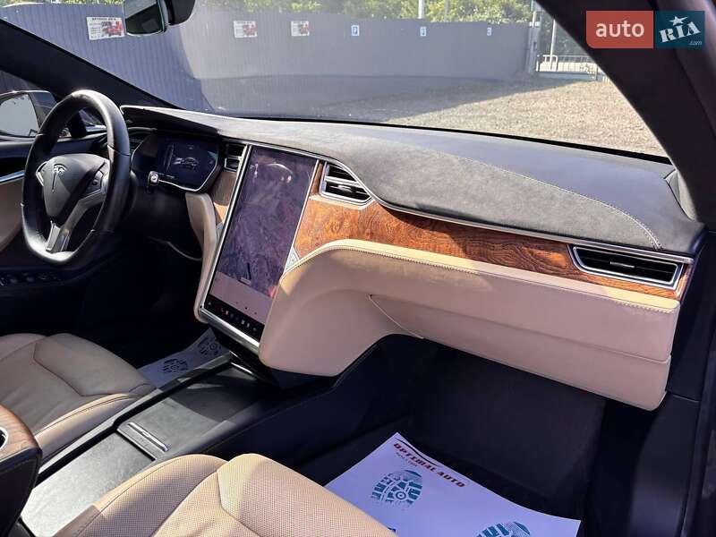 Ліфтбек Tesla Model S 2017 в Львові