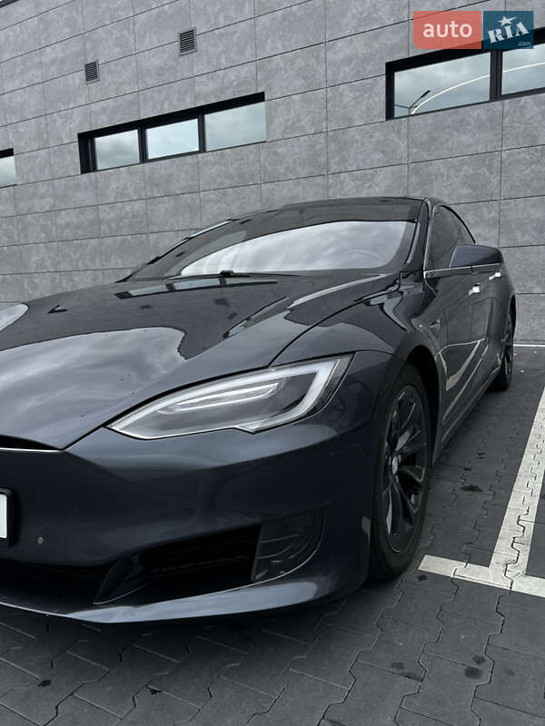 Ліфтбек Tesla Model S 2016 в Сарнах