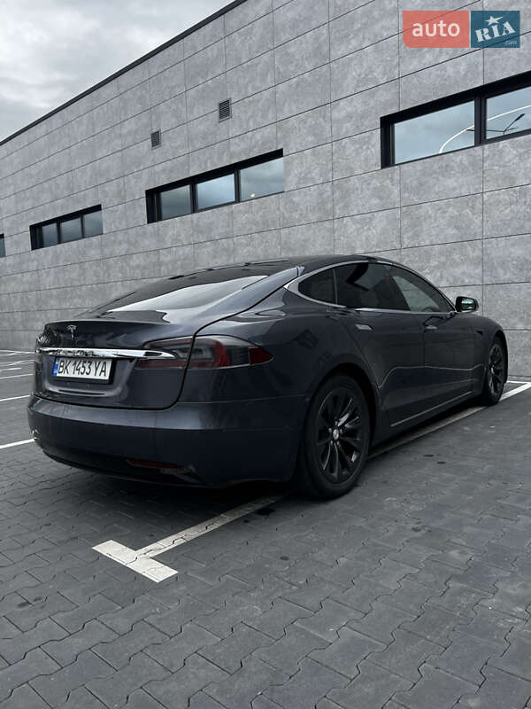 Ліфтбек Tesla Model S 2016 в Сарнах