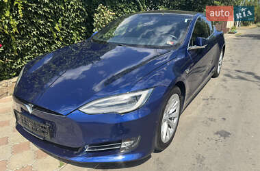 Лифтбек Tesla Model S 2017 в 