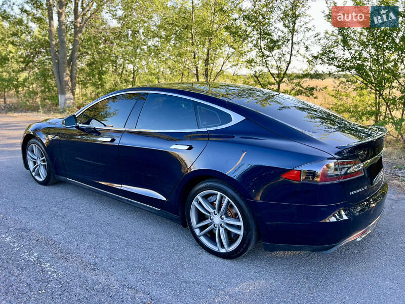 Лифтбек Tesla Model S 2013 в 