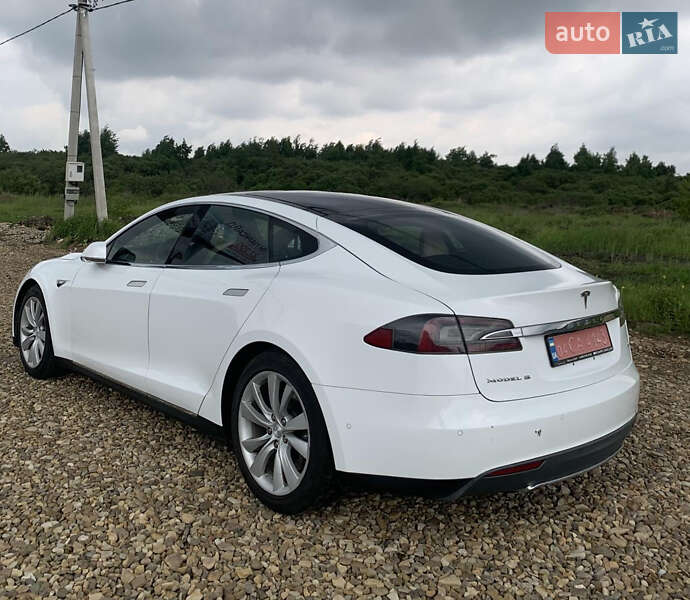 Лифтбек Tesla Model S 2015 в Львове