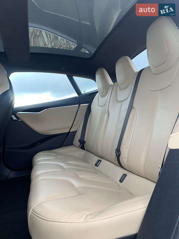Лифтбек Tesla Model S 2015 в Львове