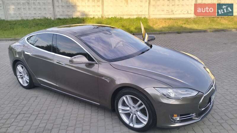 Ліфтбек Tesla Model S 2015 в Львові