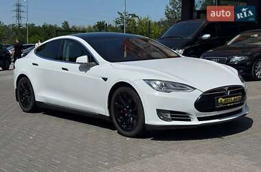 Ліфтбек Tesla Model S 2015 в Чернівцях