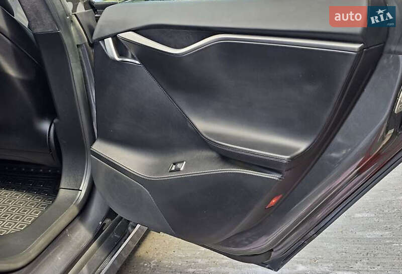 Лифтбек Tesla Model S 2018 в Киеве