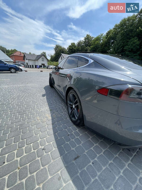 Лифтбек Tesla Model S 2014 в Львове