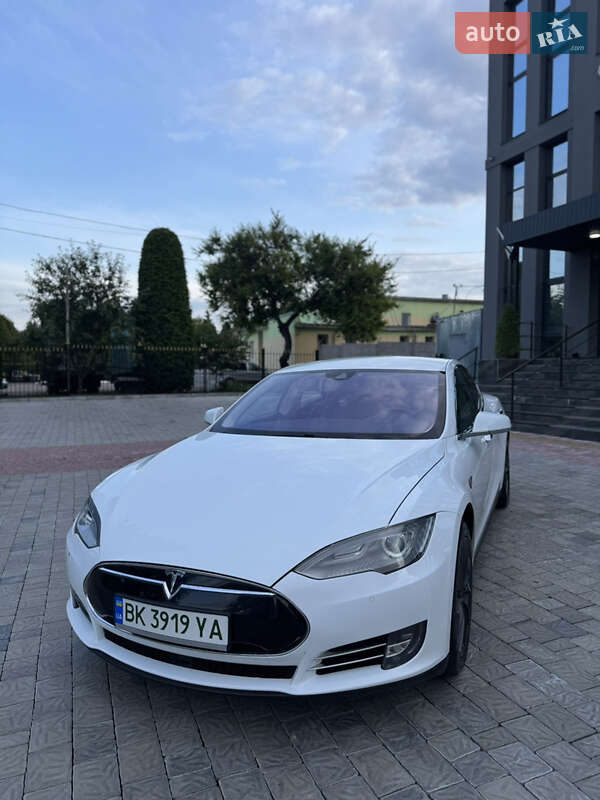 Лифтбек Tesla Model S 2015 в Ровно фото 2 Лифтбек Tesla Model S 2015 в Ровно