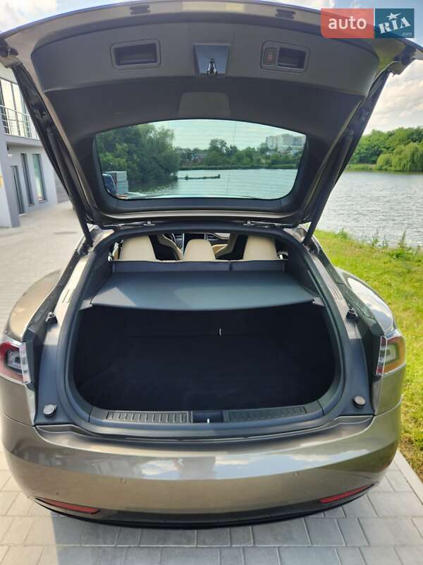 Лифтбек Tesla Model S 2016 в Виннице