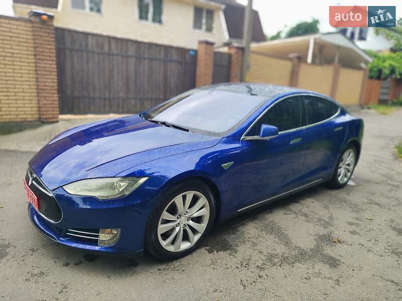 Лифтбек Tesla Model S 2016 в Киеве