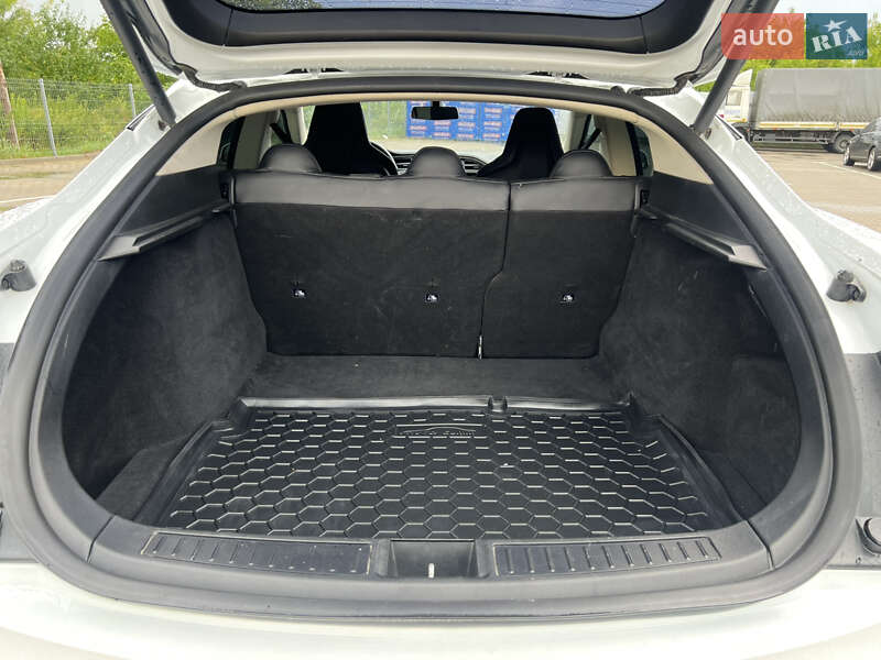 Лифтбек Tesla Model S 2014 в Дубно