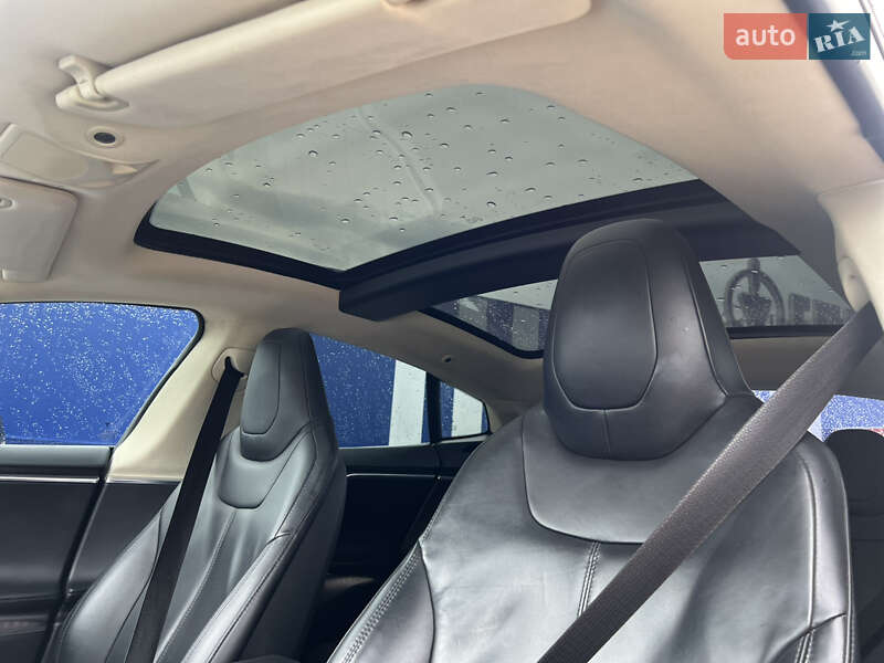Лифтбек Tesla Model S 2014 в Дубно