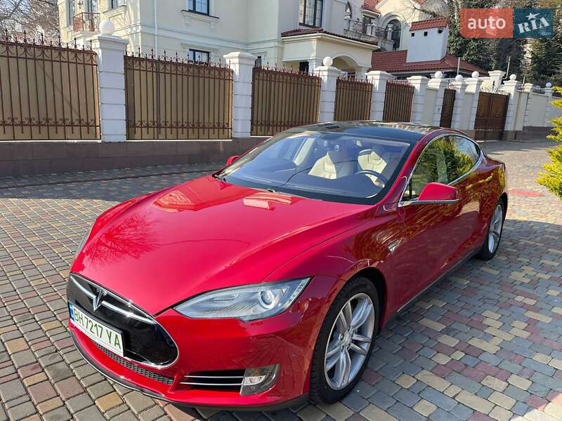 Лифтбек Tesla Model S 2013 в 