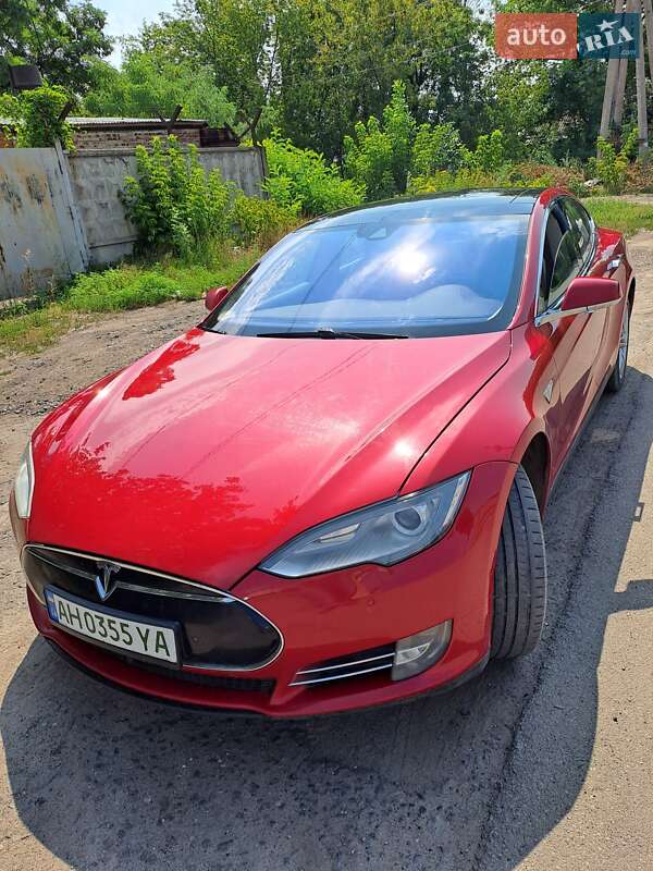 Лифтбек Tesla Model S 2015 в Славянске